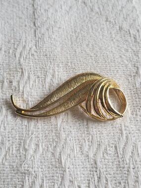 Gold Leaf Swirl Brooch - Timeless Women’s Jewelry